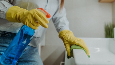 Je badkamer schoonmaken met een badkamerreiniger